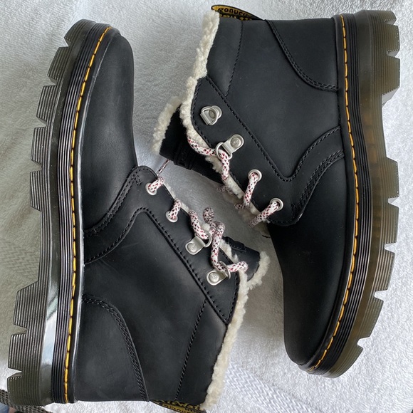 DR MARTENS WOMEN BLACK LACE UP ANKLE BOOT SUPER CUTE SIZE 9 - Picture 5 of 8